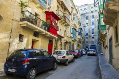 Valletta, Malta, 8 Ocak 2019 tarihinde. Kentsel görünüm. Arabalar eski şehirde dar sokak kaldırım yakınında park edilmiş