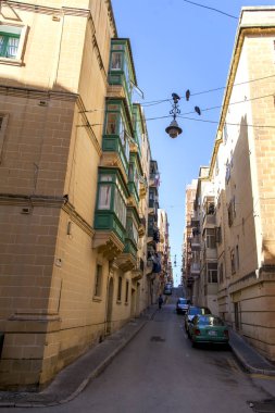 Valletta, Malta, 8 Ocak 2019 tarihinde. güzel sokak adanın yerel bir manzara tekrarlar. Karakteristik pitoresk balkonlar binaların cephelerini süsler ve Malta'nın sembollerinden biridir