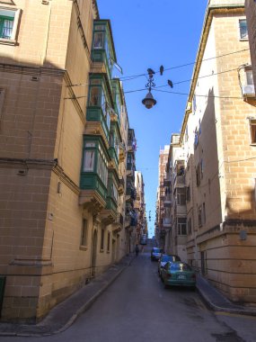 Valletta, Malta, 8 Ocak 2019 tarihinde. güzel sokak adanın yerel bir manzara tekrarlar. Karakteristik pitoresk balkonlar binaların cephelerini süsler ve Malta'nın sembollerinden biridir