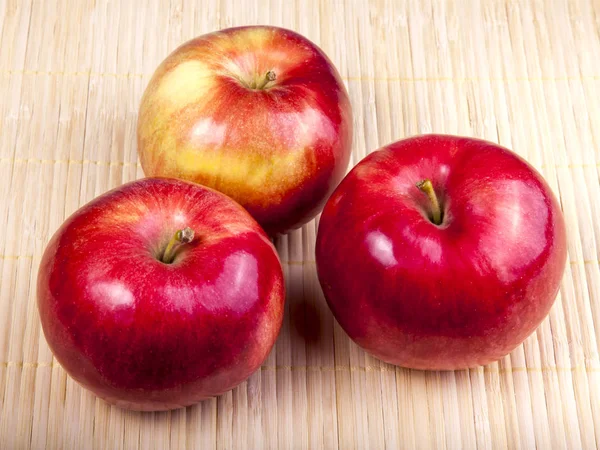 Pommes Mûres Rouges Sur Une Table — Photo