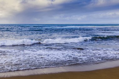 Sörf çizgisi üzerinde resim gibi deniz dalgaları