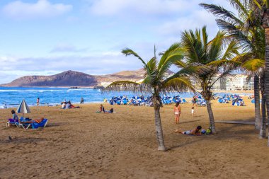 Las-Palmas de Gran Canaria, Ispanya, 8 Ocak 2018. Kış güneşi, Atlantik Okyanusu 'nun kıyısında, Playa de Las Canteras plajına yanar. İnsanlar su kenarına yakın bir dinlenme var