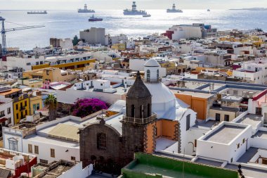 Las-Palmas Gran Canaria, İspanya, 8 Ocak 2018. Katedralin araştırma platformundan şehrin ve okyanusun kıyı kesiminin görünümü