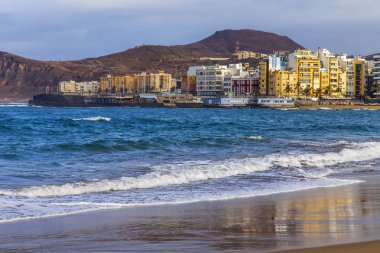 Las-Palmas de Gran Canaria, İspanya, 8 Ocak 2018. Atlantik Okyanusu kıyısında Playa de Las Canteras plaj ve kışın pitoresk dalgalar. mesafe güzel dolgu
