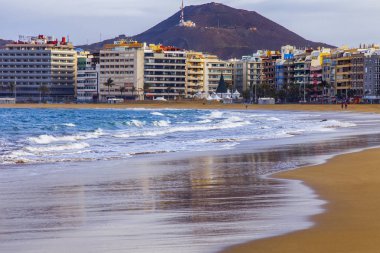 Las-Palmas de Gran Canaria, İspanya, 8 Ocak 2018. Atlantik Okyanusu kıyısında Playa de Las Canteras plaj ve kışın pitoresk dalgalar. mesafe güzel dolgu