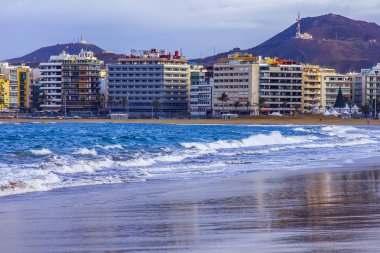 Las-Palmas de Gran Canaria, İspanya, 8 Ocak 2018. Atlantik Okyanusu kıyısında Playa de Las Canteras plaj ve kışın pitoresk dalgalar. mesafe güzel dolgu