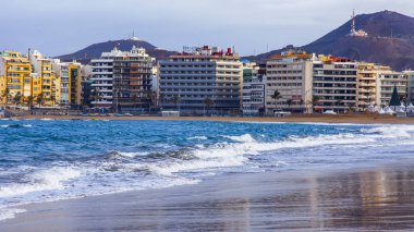 Las-Palmas de Gran Canaria, İspanya, 8 Ocak 2018. Atlantik Okyanusu kıyısında Playa de Las Canteras plaj ve kışın pitoresk dalgalar. mesafe güzel dolgu