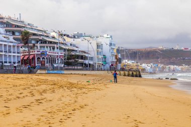 Las-Palmas de Gran Canaria, İspanya, 8 Ocak 2018. Atlantik Okyanusu kıyısında Playa de Las Canteras plaj ve kışın pitoresk dalgalar. mesafe güzel dolgu
