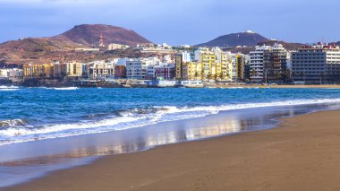 Las-Palmas de Gran Canaria, İspanya, 8 Ocak 2018. Atlantik Okyanusu kıyısında Playa de Las Canteras plaj ve kışın pitoresk dalgalar. mesafe güzel dolgu