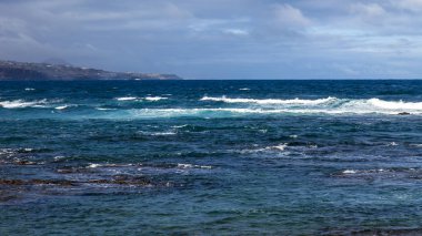 Sörf çizgisi üzerinde resim gibi deniz dalgaları