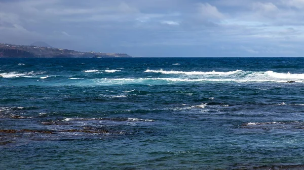 Sörf çizgisi üzerinde resim gibi deniz dalgaları