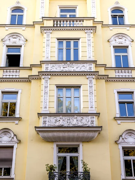 2018年8月16日 德国慕尼黑 巴伐利亚首府一座典型房屋的建筑细节 — 图库照片