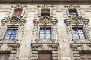 Münih, Almanya, on 16 Ağustos 2018. Bavyera başkenti için tipik binanın bir cephe parçası 