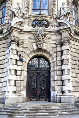 Münih, Almanya, on 16 Ağustos 2018. Bavyera başkenti için tipik binanın bir cephe parçası 