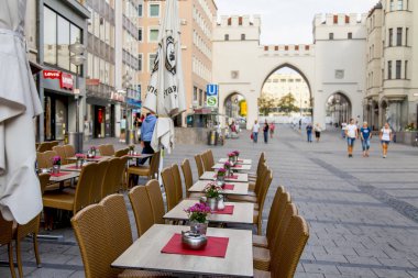 Münih, Almanya, on 16 Ağustos 2018. Bavyera başkentinin eski şehrinde sokak kafe tablolar 