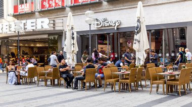 Münih, Almanya, on 16 Ağustos 2018. Bavyera başkentinin eski şehrinde sokak kafe tablolar 