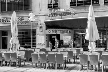 Münih, Almanya, on 16 Ağustos 2018. Bavyera başkentinin eski şehrinde sokak kafe tablolar 