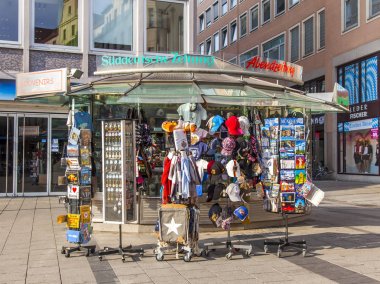 Münih, Almanya, on 16 Ağustos 2018. Alstadt eski şehirde hediyelik eşya ve hatıra satışı