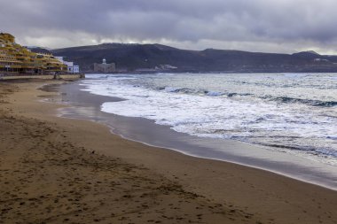Okyanus kıyısında pitoresk deniz dalgaları