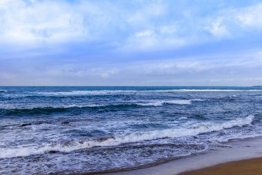 Okyanus kıyısında pitoresk deniz dalgaları