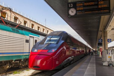 Venedik, İtalya, 25 Nisan 2019 tarihinde. Venezia Santa Lucia istasyonunun platfor yakınında Modern yüksek hızlı trenler