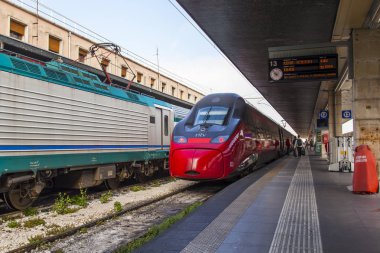 Venedik, İtalya, 25 Nisan 2019 tarihinde. Venezia Santa Lucia istasyonunun platfor yakınında Modern yüksek hızlı trenler