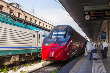 Venedik, İtalya, 25 Nisan 2019 tarihinde. Venezia Santa Lucia istasyonunun platfor yakınında Modern yüksek hızlı trenler