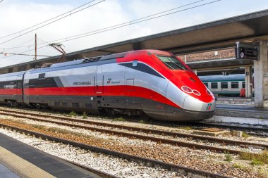 Venedik, İtalya, 25 Nisan 2019 tarihinde. Venezia Santa Lucia istasyonunun platfor yakınında Modern yüksek hızlı trenler