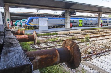 Venedik, İtalya, 25 Nisan 2019 tarihinde. Venezia Santa Lucia istasyonunun platformları yakınındaki tren