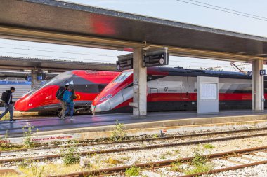 Venedik, İtalya, 25 Nisan 2019 tarihinde. Venezia Santa Lucia istasyonunun platfor yakınında Modern yüksek hızlı trenler