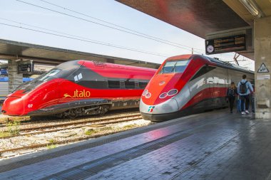 Venedik, İtalya, 25 Nisan 2019 tarihinde. Venezia Santa Lucia istasyonunun platfor yakınında Modern yüksek hızlı trenler