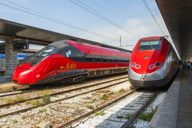 Venedik, İtalya, 25 Nisan 2019 tarihinde. Venezia Santa Lucia istasyonunun platfor yakınında Modern yüksek hızlı trenler