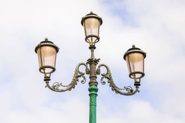 Venedik, İtalya, 25 Nisan 2019 tarihinde. Güzel sokak lambası