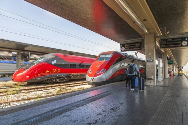 Venedig Italien Den April 2019 Moderna Höghastighetståg Nära Plattfor Stationen — Stockfoto