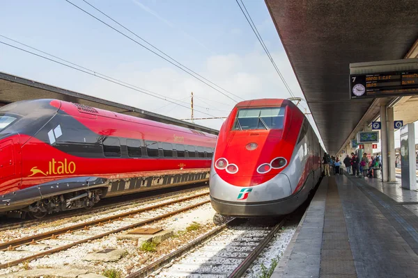 Venedig Italien Den April 2019 Moderna Höghastighetståg Nära Plattfor Stationen — Stockfoto