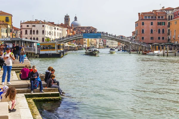 意大利威尼斯 2019年4月25日 人们欣赏威尼齐亚圣卢西亚火车站附近的海峡广场大河堤 — 图库照片