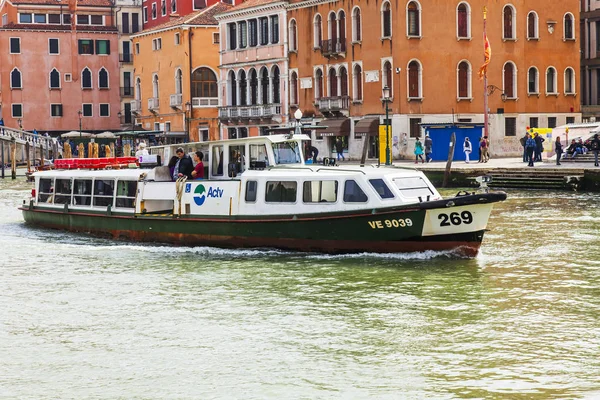 2019年4月25日 イタリア ヴェネツィア 運河グランデの眺め 客船はシャネルで浮かぶ — ストック写真