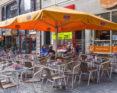 Münih, Almanya, on 16 Ağustos 2018. Bavyera başkentinin eski şehrinde sokak kafe tablolar 