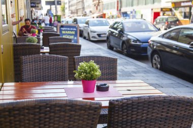 Münih, Almanya, on 16 Ağustos 2018. Bavyera başkentinin eski şehrinde sokak kafe tablolar 
