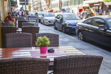 Münih, Almanya, on 16 Ağustos 2018. Bavyera başkentinin eski şehrinde sokak kafe tablolar 