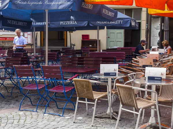 Monachium Niemcy Sierpnia 2018 Stoły Ulicznej Kawiarni Starym Mieście Stolicy — Zdjęcie stockowe