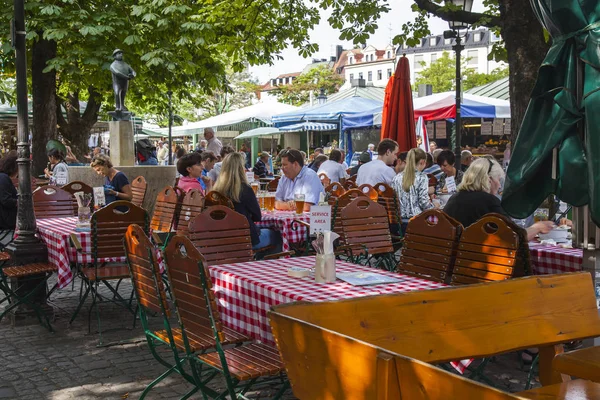 Munique Alemanha Agosto 2018 Pessoas Comem Têm Resto Nas Mesas — Fotografia de Stock