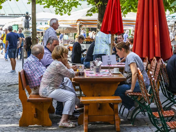 Munich Germany August 2018 People Eat Have Rest Tables Street — Stock Photo, Image