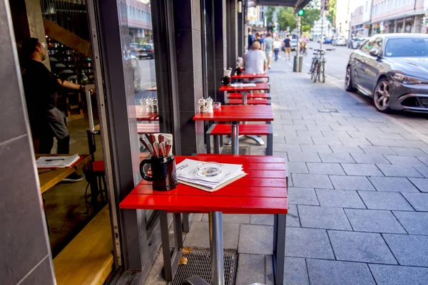2018年8月16日 德国慕尼黑 巴伐利亚首府老城区街头咖啡馆的餐桌 — 图库照片