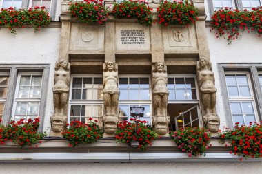 Münih, Almanya, on 16 Ağustos 2018. Bavyera başkentinin tipik mimarisi. Bina cephe parçası