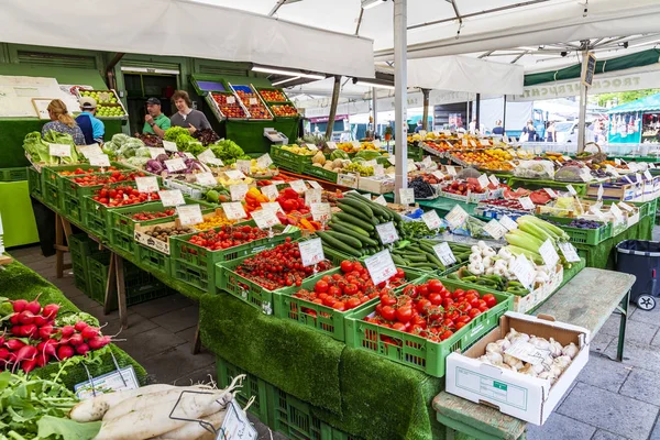 2018年8月16日 ドイツ ミュンヘン アルシュタットの旧市街の日曜日の市場のカウンターで様々な新鮮な野菜 — ストック写真