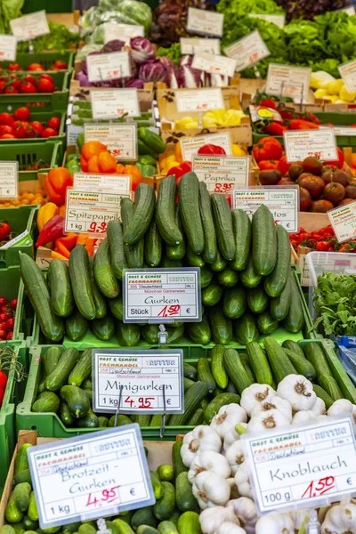 Múnich Alemania Agosto 2018 Varias Verduras Frescas Mostrador Del Mercado — Foto de Stock