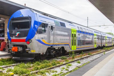 Venedik, İtalya, 25 Nisan 2019 tarihinde. Venezia Santa Lucia istasyonunun platformları yakınındaki tren
