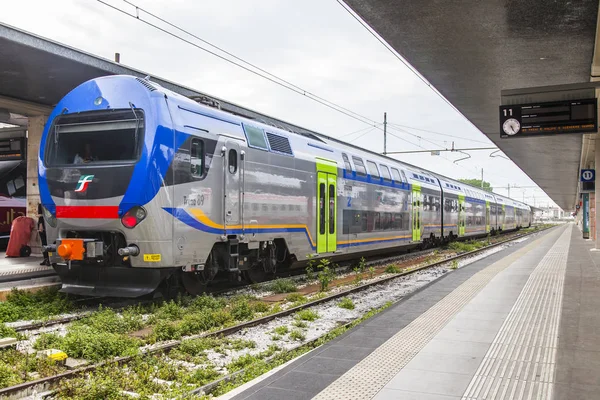 意大利威尼斯 2019年4月25日 靠近威尼斯圣卢西亚车站站台的火车 — 图库照片