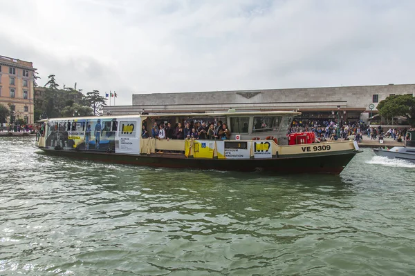 Benátky Itálie Dubna 2019 Pohled Canal Grande Osobní Člun Pluje — Stock fotografie